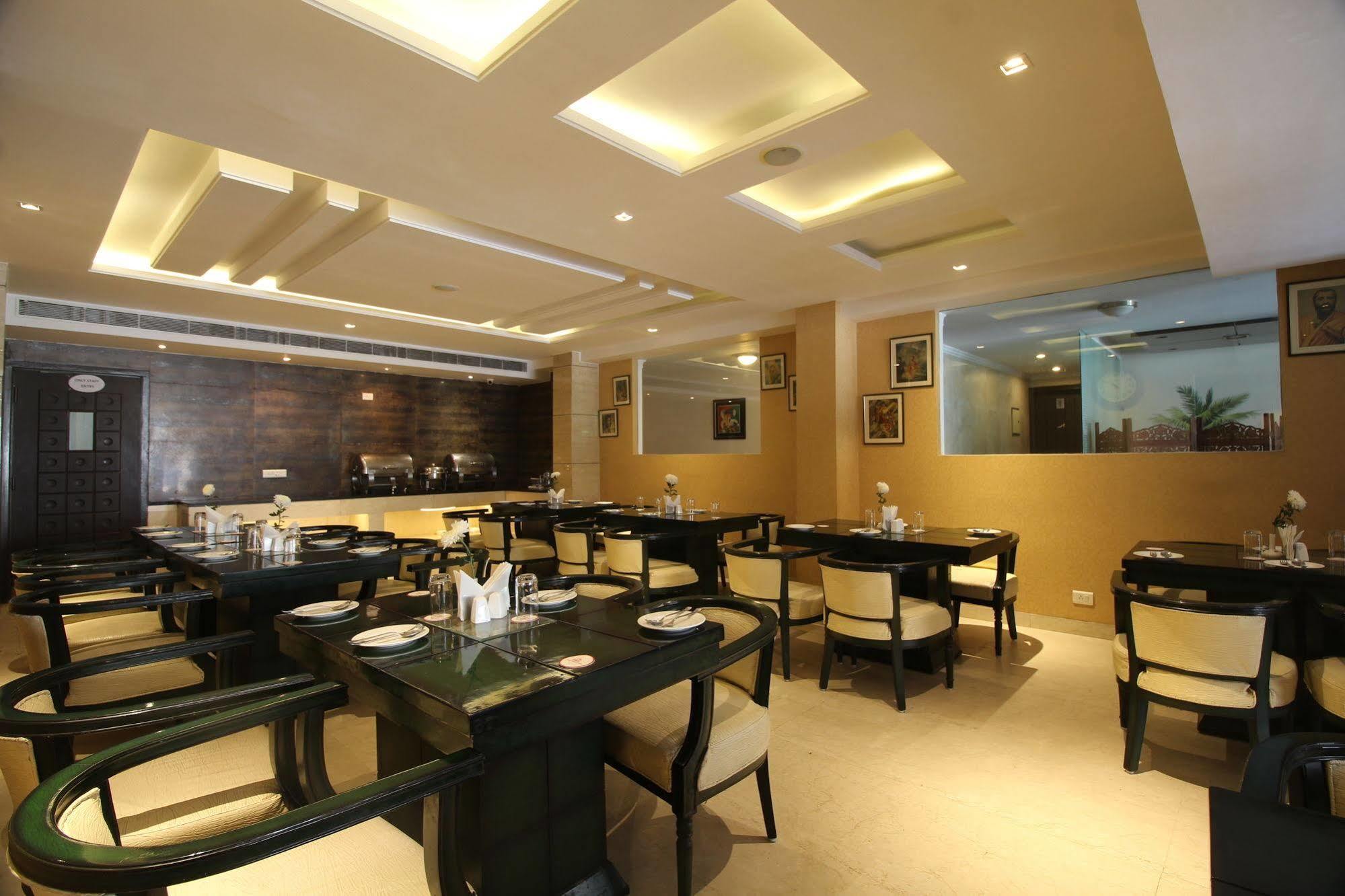 Hotel Waves, Delhi Airport Экстерьер фото