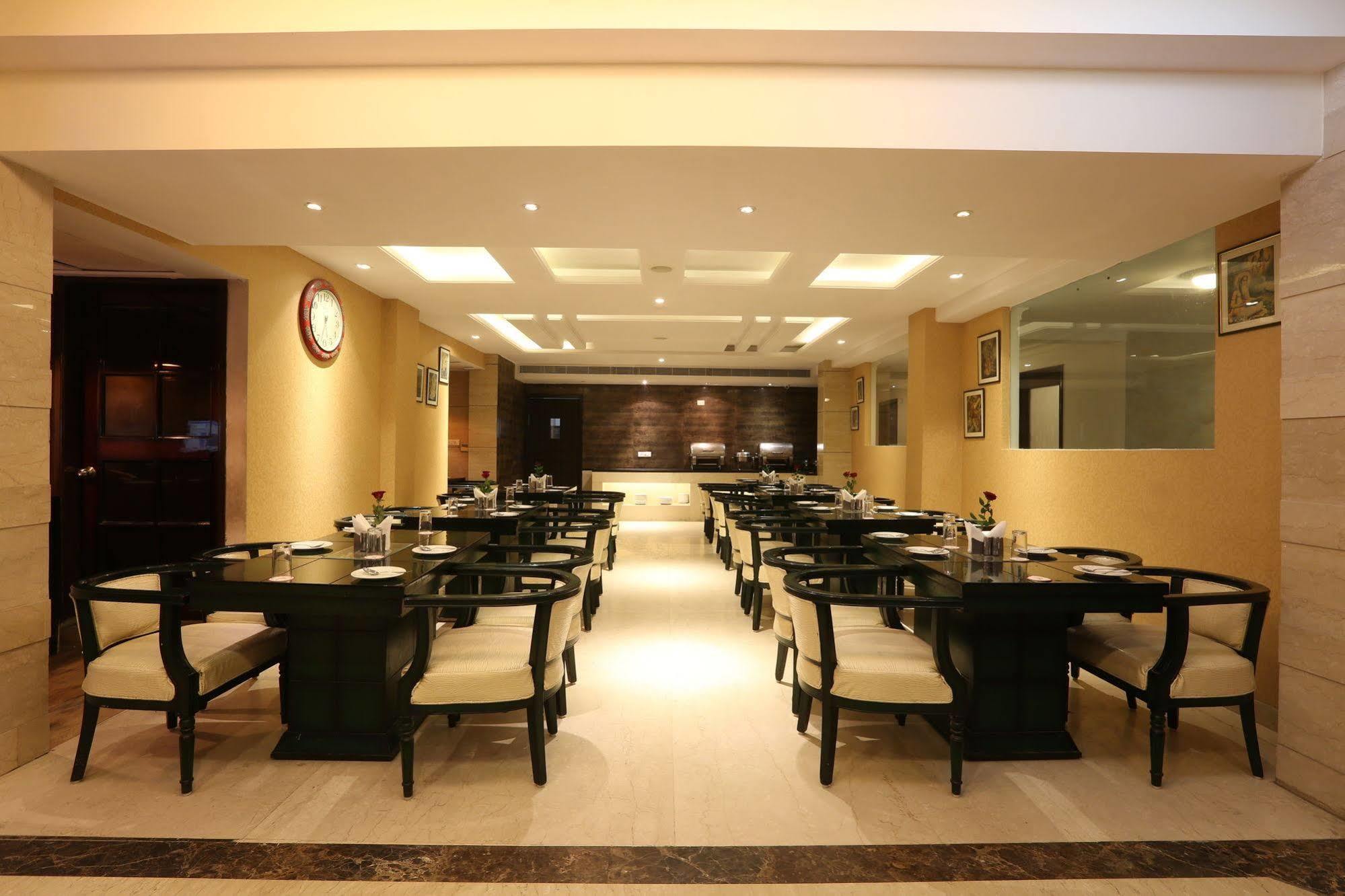 Hotel Waves, Delhi Airport Экстерьер фото