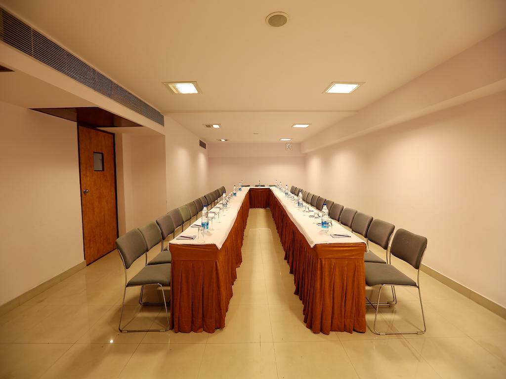 Hotel Waves, Delhi Airport Экстерьер фото
